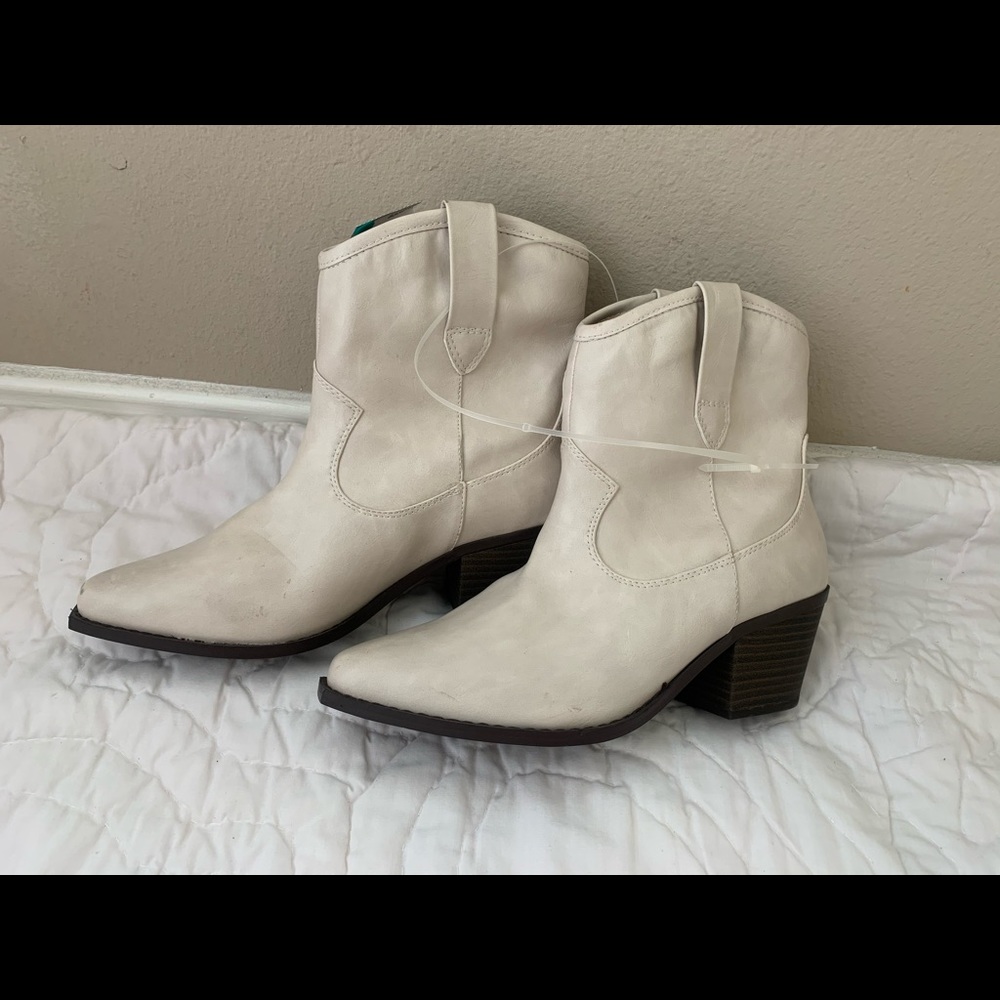 Brand new boots. Women’s size 8